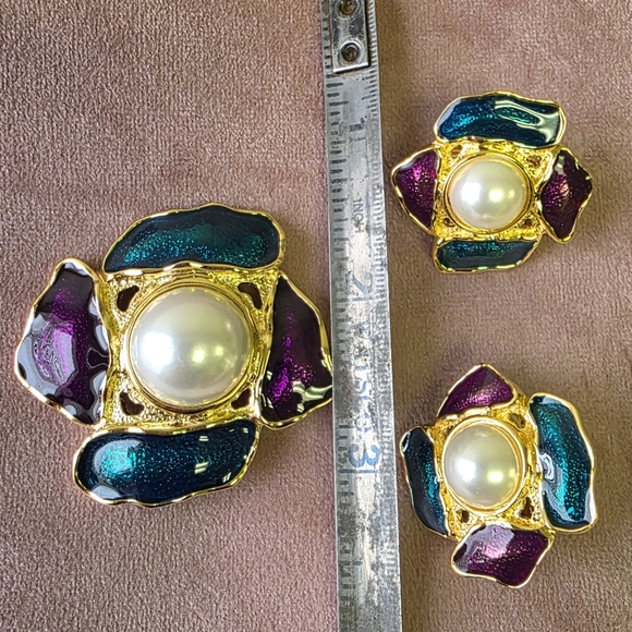 𝅺Vintage Butler Faux Pearl Enamel Brooch Cip-On Earring Gold Tone Jewelry Set - Picture 3 of 6